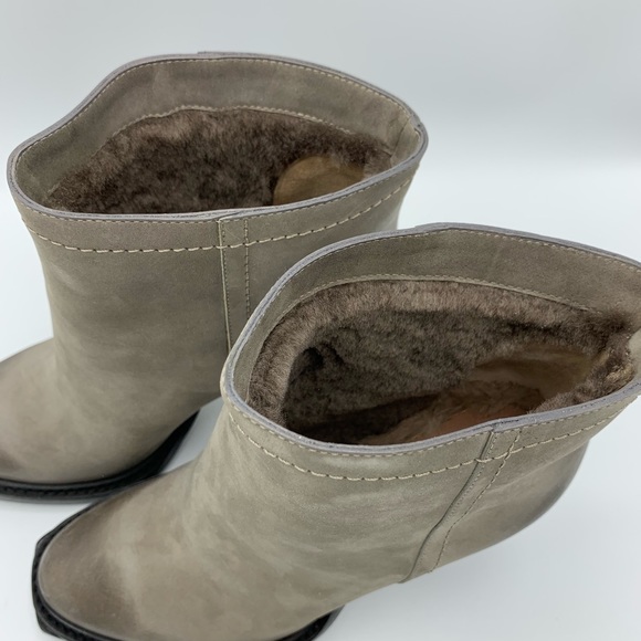 Shearling-lined distressed leather ankle boots - Picture 4 of 6